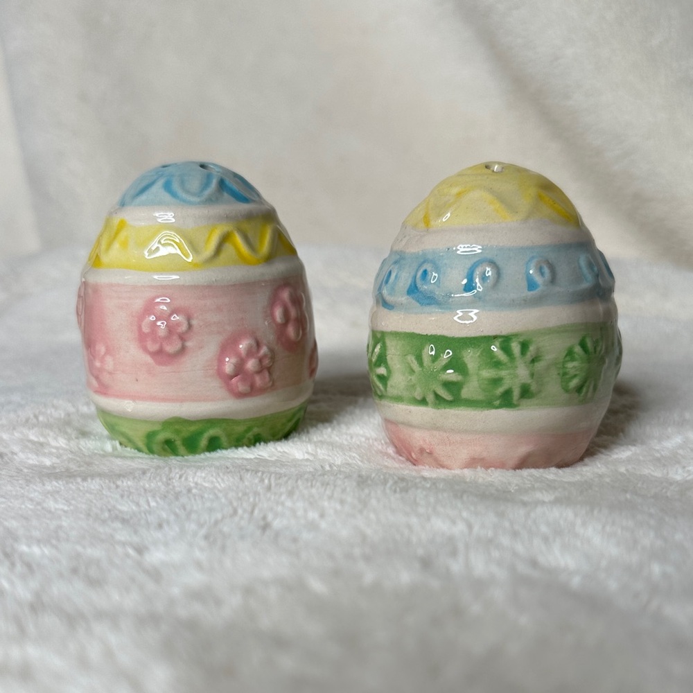 Colorful Ceramic Egg Shaped Salt and Pepper Shakers